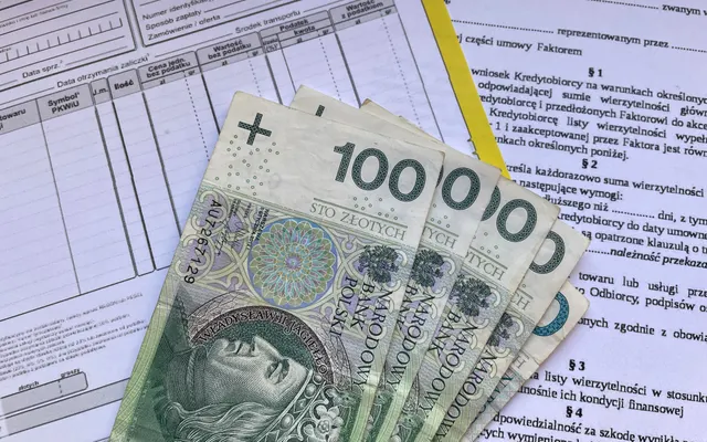 Banknoty złotowe leżące na dokumentach rozliczeniowych